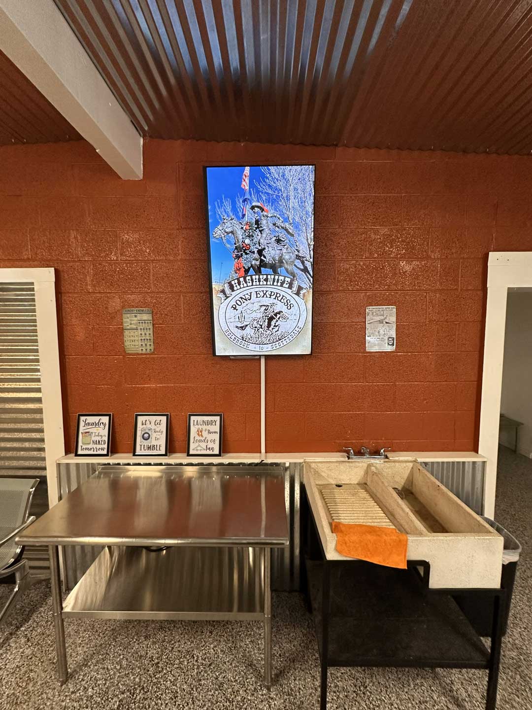 Laundromat screen