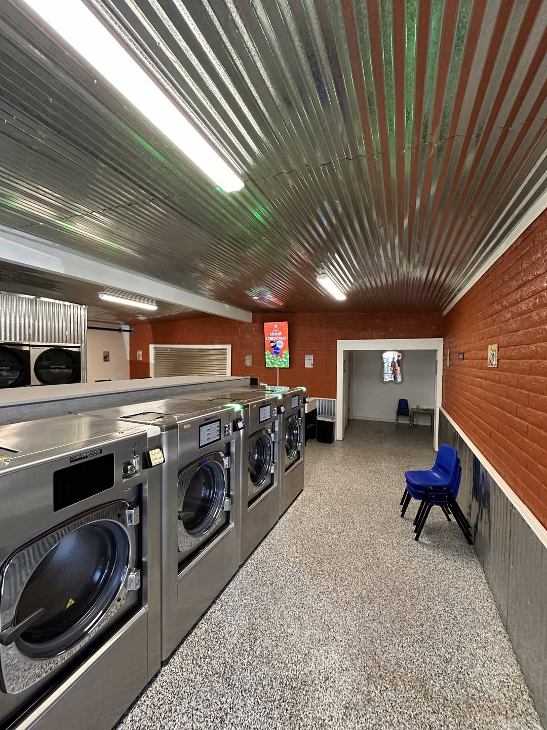Laundromat screen